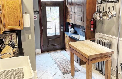 Ashfield House | West Broadway Guesthouse with off-street parking