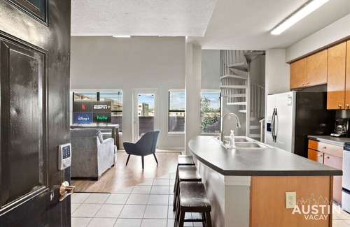 West Campus Apartment | West Campus Triple Homes Walk to UT Austin, SXSW Venue, Zilker Park & Downtown