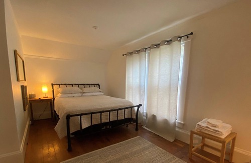 Concord Cottage | West End English Cottage - Centrally Located in the Capital City