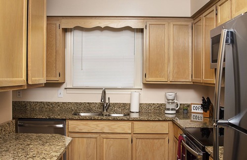 West End House | West End Gem! 2 bd Townhome w/parking! 8 min ->DT!