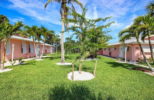 Tradewinds Cottage | West End Paradise Sanddollar 7 - Quaint Hotel Style Room near the Beach