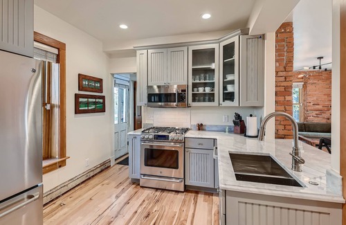 Downtown House | West End Pearl - 3 Bedroom/3 Full Bathroom Home