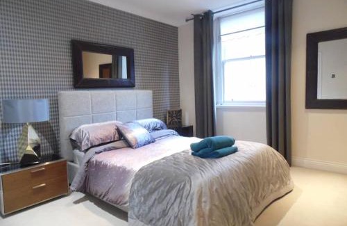 Glasgow Westend Apartment | WEST END -Stunning, 2 bedroom, main door flat with private parking