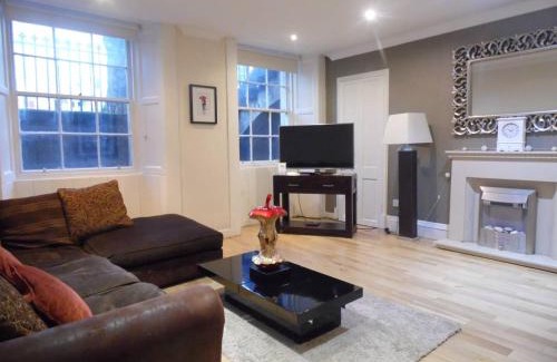 Glasgow Westend Apartment | WEST END -Stunning, 2 bedroom, main door flat with private parking