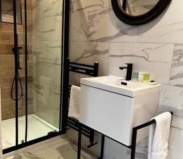 Glasgow Westend Apartment | WEST END -Stunning, 2 bedroom, main door flat with private parking