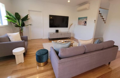 Hamlyn Heights House | West Geelong Spacious Townhouse 3 Bedrooms, Parking, Wifi