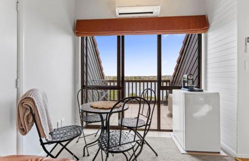 West Harbour House | West Harbour Modern Loft Studio with Iconic Skyline