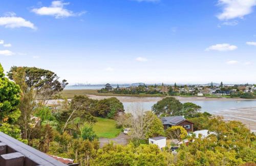 West Harbour House | West Harbour Modern Loft Studio with Iconic Skyline