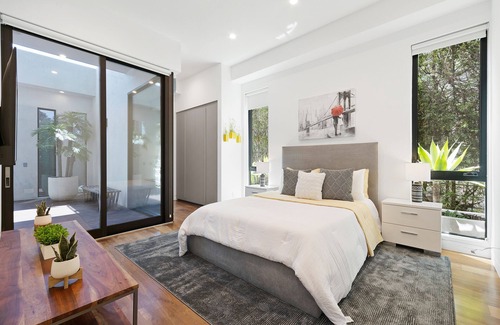 Melrose Villa | West Hollywood Prime Location 5 BR House Sleeps 10, Pool, Hot Tub & Parking