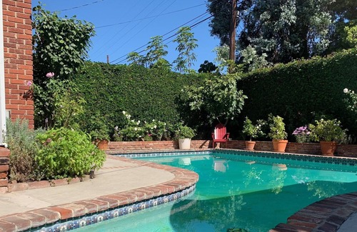 West Los Angeles House | West LA charmer with private pool sleeps 4-6. Registration No: HSR22-000493