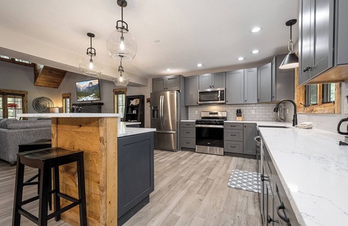 Oakland House | West Oak: New home, 3 suites, hot tub, boat slip, outdoor fireplace