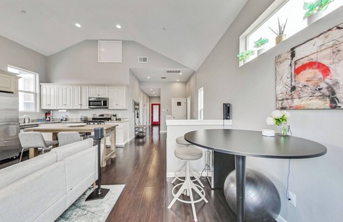 Prescott Condo | West Oakland 3br/2ba top floor flat ideal for business or family travel