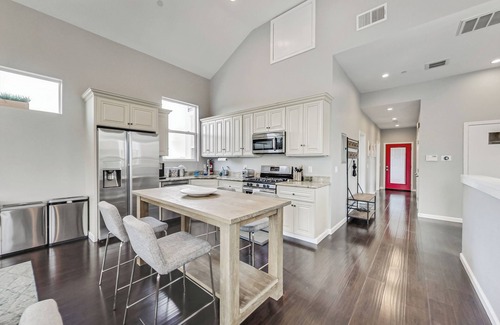 Prescott Condo | West Oakland 3br/2ba top floor flat ideal for business or family travel