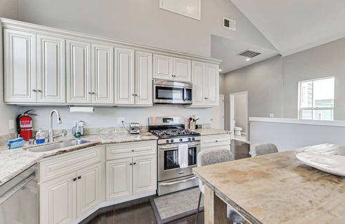 Prescott Condo | West Oakland 3br/2ba top floor flat ideal for business or family travel