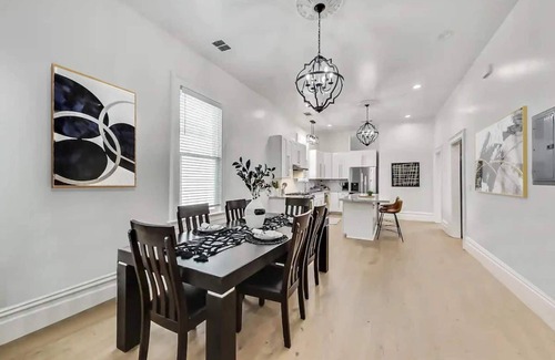 Prescott House | West Oakland Charmer: 5br/4bath House (2 br/2ba upper level, 2br/1ba lower unit with rear Cottage) * AC & W/D total 5br/4ba