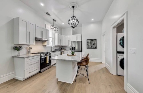 Prescott House | West Oakland Charmer: 5br/4bath House (2 br/2ba upper level, 2br/1ba lower unit with rear Cottage) * AC & W/D total 5br/4ba