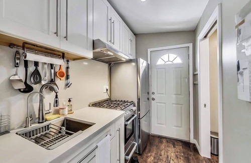 Prescott House | West Oakland Charmer: 5br/4bath House (2 br/2ba upper level, 2br/1ba lower unit with rear Cottage) * AC & W/D total 5br/4ba