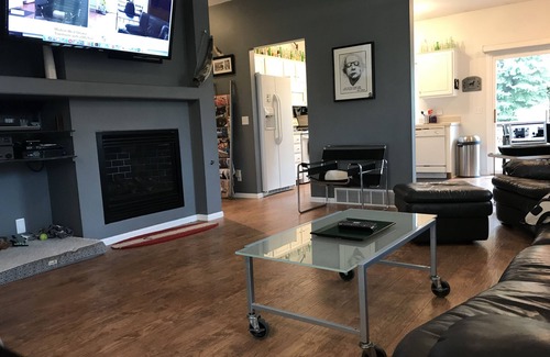 Millard House | West Omaha Townhome with a BIG feel! MONTHLY RENTAL ONLY, 31 night minimum!