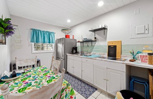 Southwest House | West Palm Beach Retreat – 3 Private Suites w/Pool