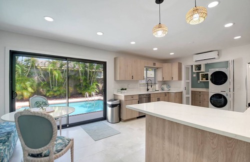 Parker Ridge House | West Palm Beach Oasis | Private Pool Retreat & Open Air Lounge | King Bed & 2 Queen Beds | Grill