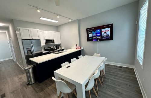 Heart of Chicago Condo | West Pilsen Hideaway