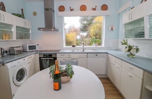 Boscombe Cottage | WEST RIDGE, character holiday cottage, with a garden in Boscombe