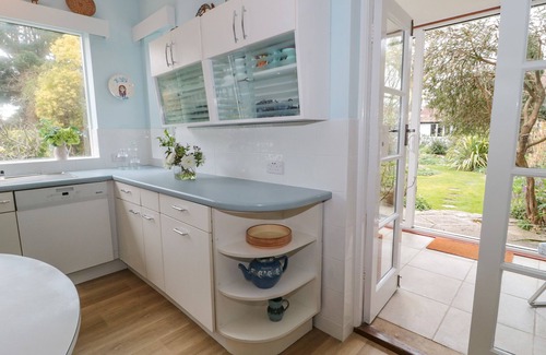 Boscombe Cottage | WEST RIDGE, character holiday cottage, with a garden in Boscombe