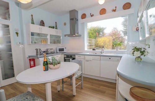 Boscombe Cottage | WEST RIDGE, character holiday cottage, with a garden in Boscombe