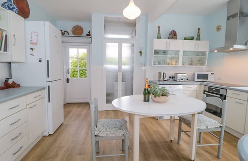 Boscombe Cottage | WEST RIDGE, character holiday cottage, with a garden in Boscombe