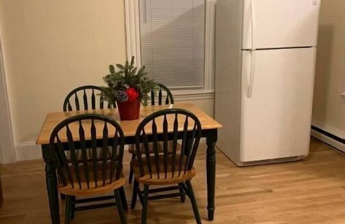 West Roxbury Apartment | West Roxbury 2 bed sleeps 6 and is a 5 minute walk to public transportation