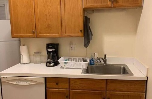 West Roxbury Apartment | West Roxbury 2 bed sleeps 6 and is a 5 minute walk to public transportation