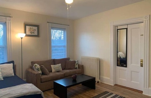 West Roxbury Apartment | West Roxbury 2 bed sleeps 6 and is a 5 minute walk to public transportation