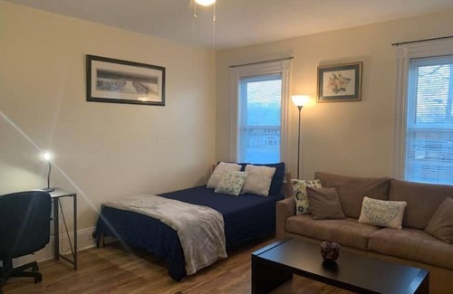 West Roxbury Apartment | West Roxbury 2 bed sleeps 6 and is a 5 minute walk to public transportation