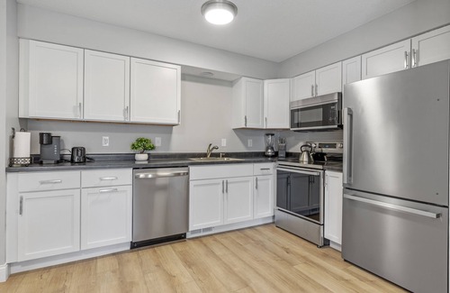 Springfield Apartment | West Side Cozy Home II. Pet friendly!