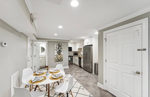Historic Downtown Savannah Apartment | West Taylor Garden Retreat