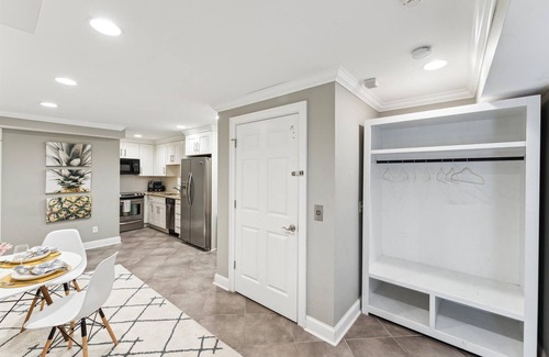 Historic Downtown Savannah Apartment | West Taylor Garden Retreat