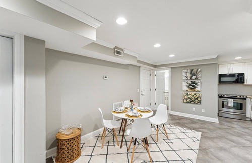 Historic Downtown Savannah Apartment | West Taylor Garden Retreat