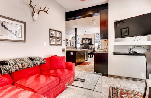 Highland Meadows House | West Vail Retreat | Hot Tub & Free Village Parking | 5 Mins to Mountain