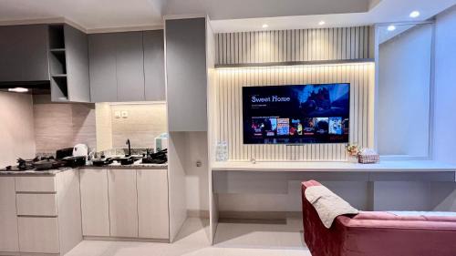 Jakarta Apartment | West Vista Apartment JKT Modern Design w/55” TV and 40/mbps Wi-fi