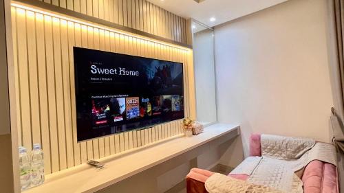 Jakarta Apartment | West Vista Apartment JKT Modern Design w/55” TV and 40/mbps Wi-fi