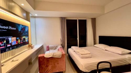 Jakarta Apartment | West Vista Apartment JKT Modern Design w/55” TV and 40/mbps Wi-fi