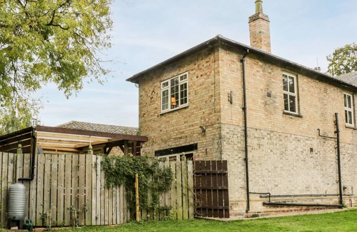 Full Sutton Cottage | WEST WING APARTMENT, romantic, with hot tub in Stamford Bridge