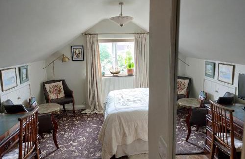 Bishopston House | West Wing at The Swallows - Kingsize Ensuite Bedroom and Private Garden