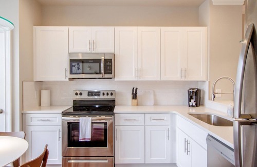 West End Condo | WestEnd Ave♥Spacious Deck♥Fast WiFi♥WorkSpace♥4 Beds 2.5 Baths♥Free Parking♥Pets