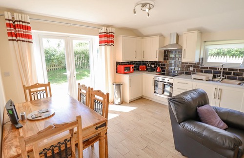 Alford Cottage | WESTERBY LODGE, pet friendly, with a garden in Alford