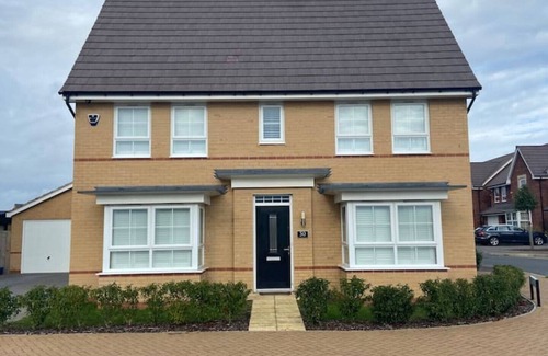 Milton Keynes House | Westergate - 4 Bed Luxury Home with free parking