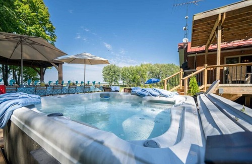 Picton House | Westlake waterfront, hot tub, dock,4 mins to beach