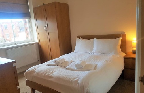 Swindon Apartment | Westlecot House - 3 bed, 2 bath, Sleeps 7