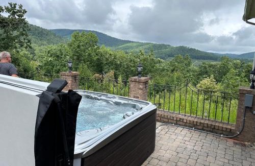 Hendersonville House | Wethero Ridge Moutain Estate & Hot tub