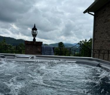 Hendersonville House | Wethero Ridge Moutain Estate & Hot tub